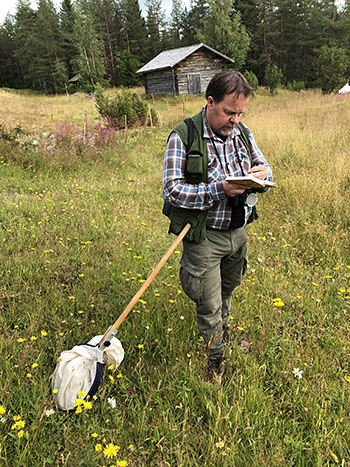 Petri Ahlroth kartoittaa hyönteisiä